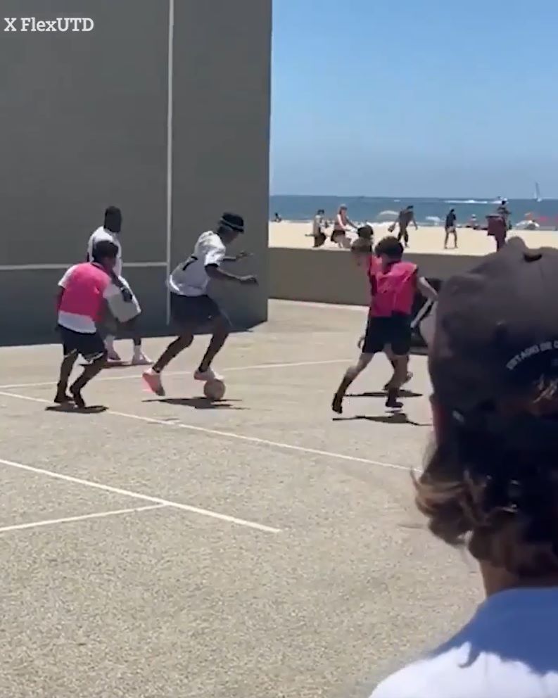 “Một video đáng xem”, một người bình luận. “Những bước di chuyển băng giá”, người khác ấn tượng với Mainoo.